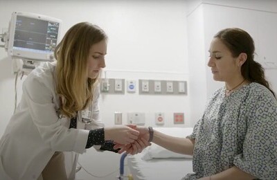 Кодирование Аквилонг в Армянске Врач держит пациентку за руку