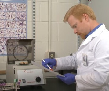 Клиника лечения наркозависимости в Армянске Врач в кабинете клиники